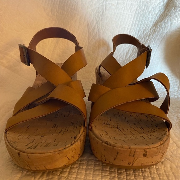 Korks Women's Mustard Wedge Sandals Size 11 With 3” Heel NWOT - Picture 6 of 8